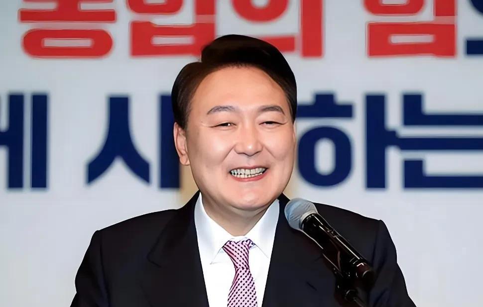 尹锡悦现在对抗独捡组的手段，基本就是耍无赖，一点都不体面。被捕后，尹锡悦拒绝去检