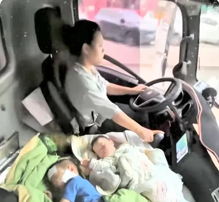 真的心碎。一个离婚的年轻妈妈，带着俩幼年孩子跑大卡车。心已被这张图片