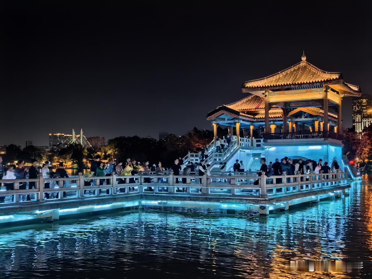 每年都有新花样的惠州西湖灯会，大家都去了吗？？不同于白天的湖光山色，晚上西湖夜景