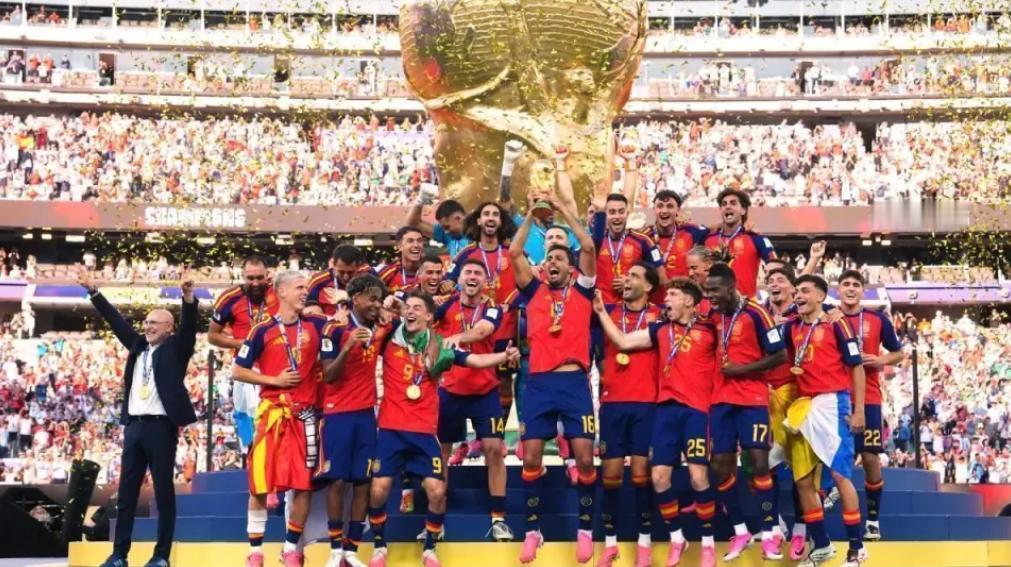 ⚽黄健翔这段发言，把我看沉默了。他说：过去十几年，全世界的足球豪门，其实都在