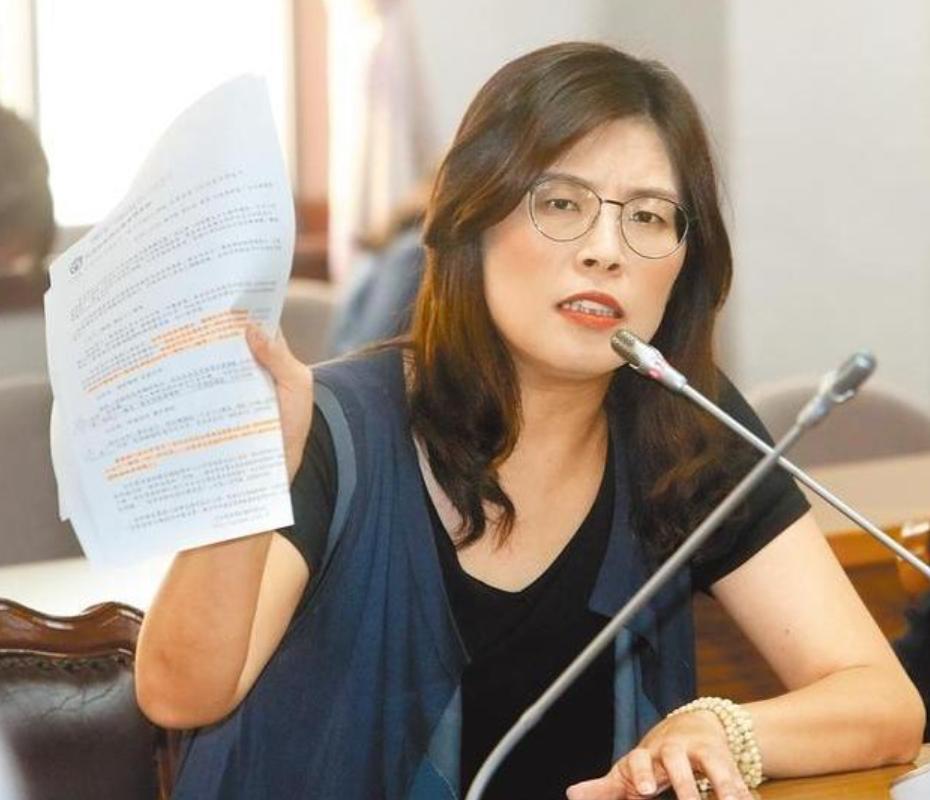 郑丽文祭拜两蒋，侯友宜转变立场；民进党公开拜日本鬼，叫板大陆。岛内大乱斗升级，民