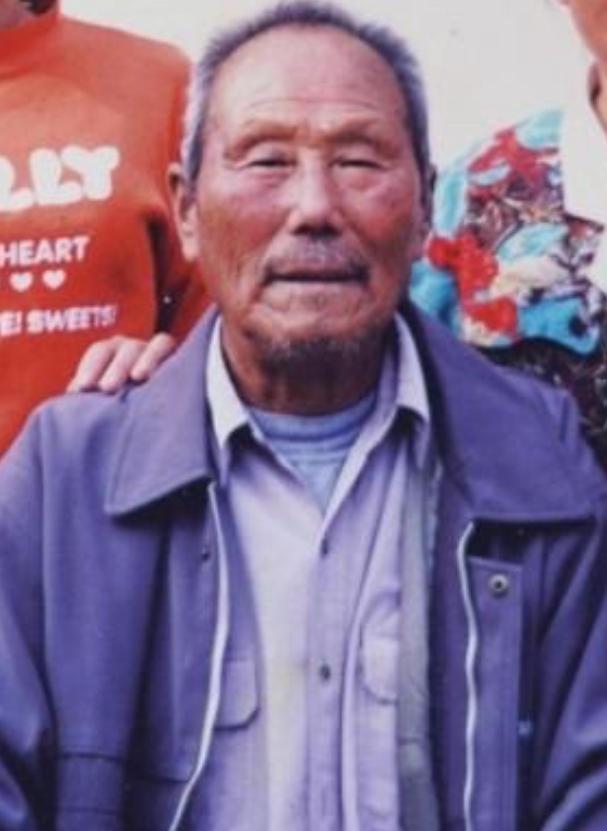 1950年，一名人高马大的土耳其士兵，见志愿军战士董明德筋疲力尽，便想趁机弄死董