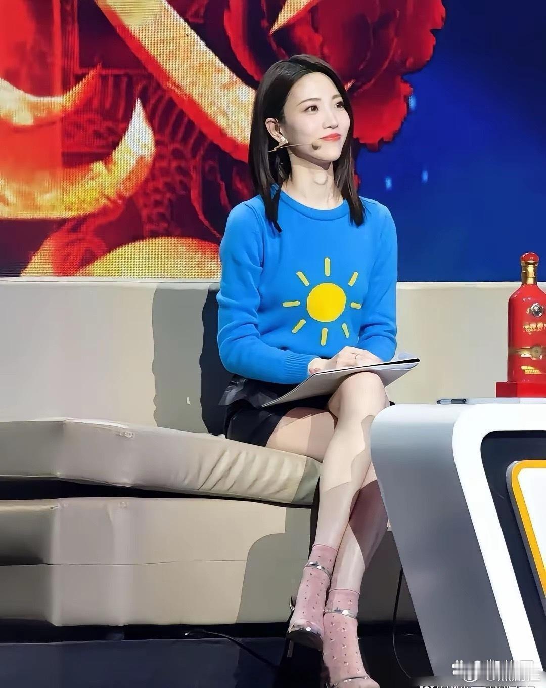 这个主持人，穿凉鞋为啥还要穿袜子啊