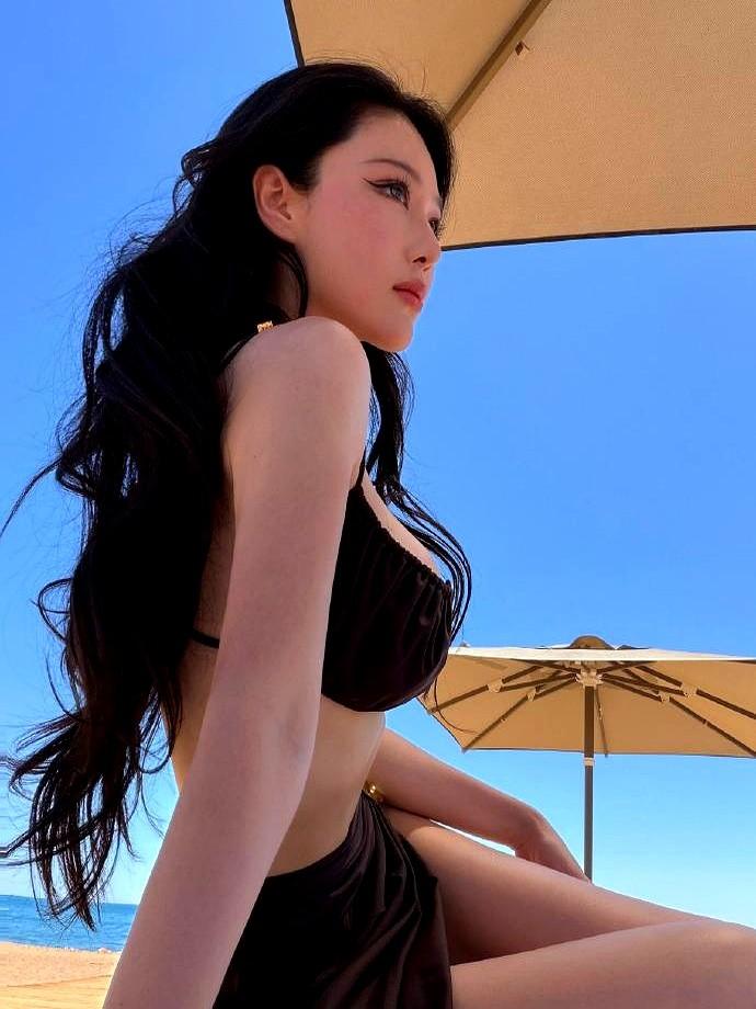 张馨予英国这组泳装照，算是彻底活明白了。有人还在底下留言说她“消失”了，其实