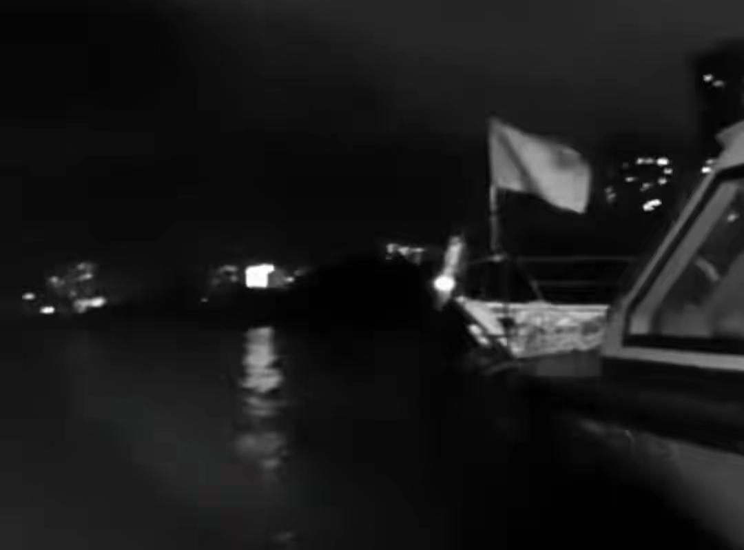 夫妻两人在江边散步的时候，都不慎掉到江水里面去了，丈夫会游泳不到十分钟就游上了岸
