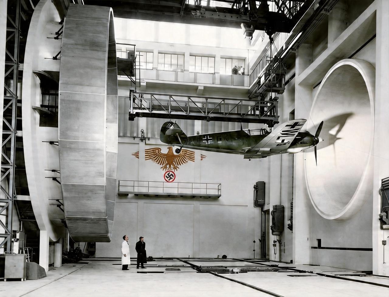 这是一九四零年德国的航空工程师对BF-109战斗机进行风洞测试。此战斗机也成为