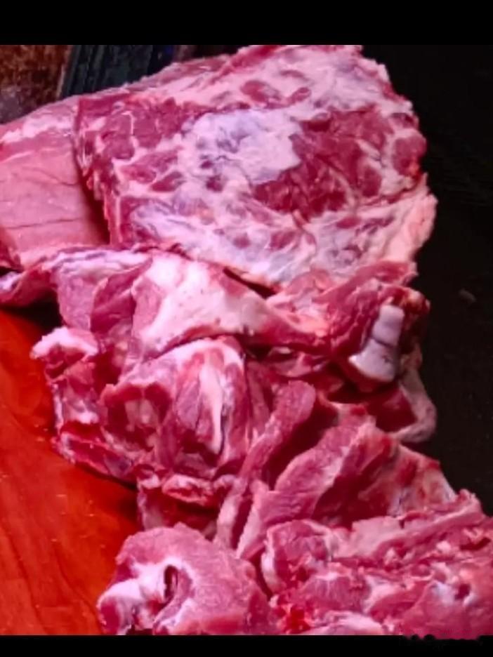 小时候的猪肉不是八毛1斤，是1块5毛2，一公斤，羊肉是八毛一公斤！那时候的猪