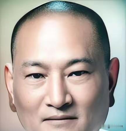 这位双耳垂肩一脸慈祥的中年人，就是当年上海滩赫赫有名的“江北大亨”顾竹轩，在青