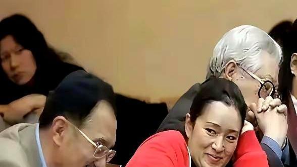 1995年，巩俐问张艺谋：我们结婚吗？张艺谋沉默。很多人以为这是结束，其实，