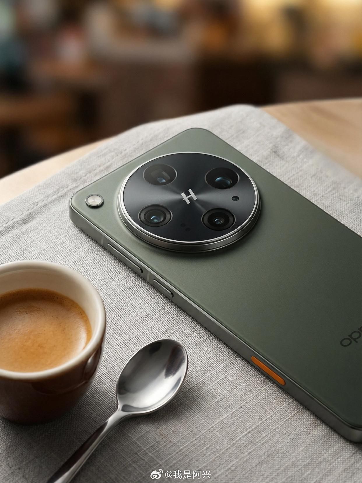 这个绿色看着像真机，然后图3曝光了4种配色，不过除了黑白外，绿色和综合颜色我感