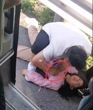 白衣男子在救人，还是趁机占女子便宜?近日，一名女子在乘坐公交车，返回家的路上，突