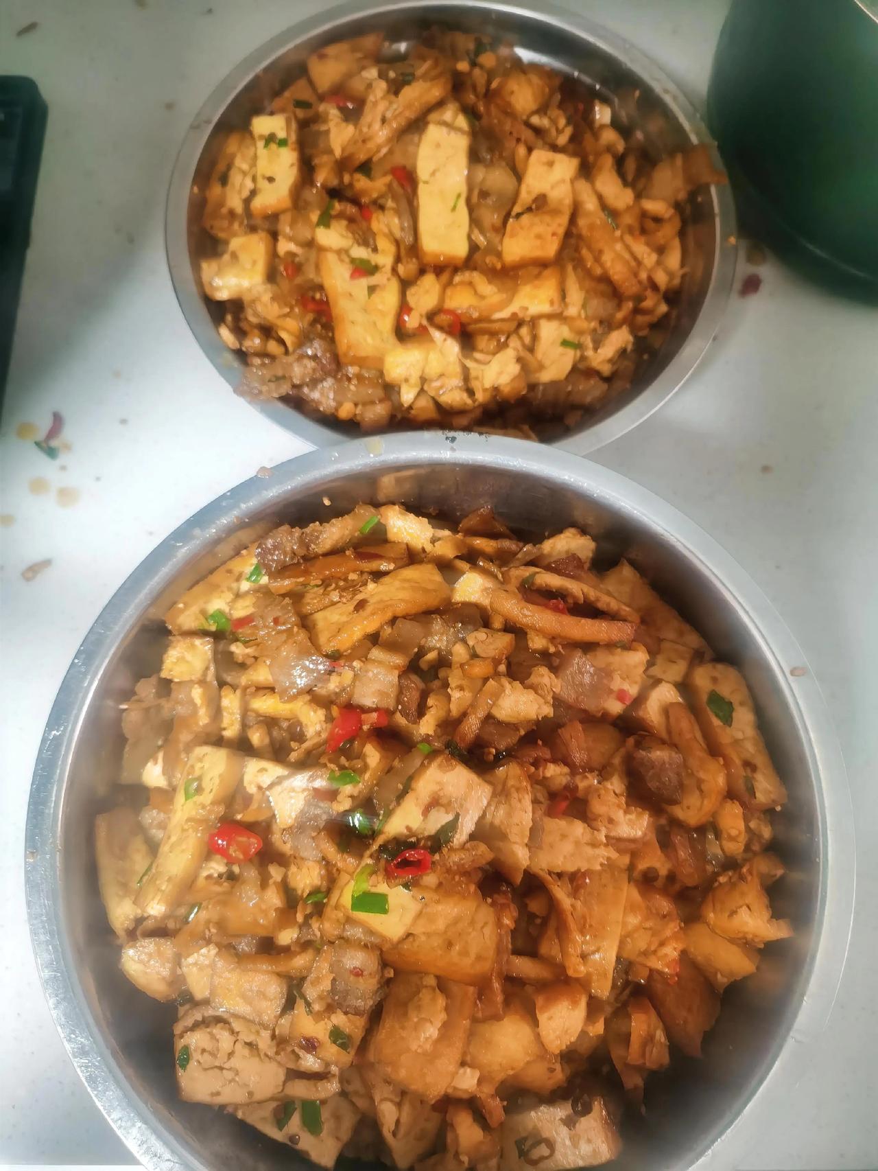 今日食堂菜谱：豆腐干炒五花肉素炒西兰花炒大白菜。不是岁月消磨了狂野，