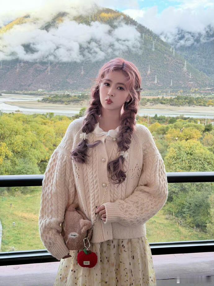 白鹿镜头下的西藏我的天哪，🍍这个头发是怎么做的，看起来好多啊​​​