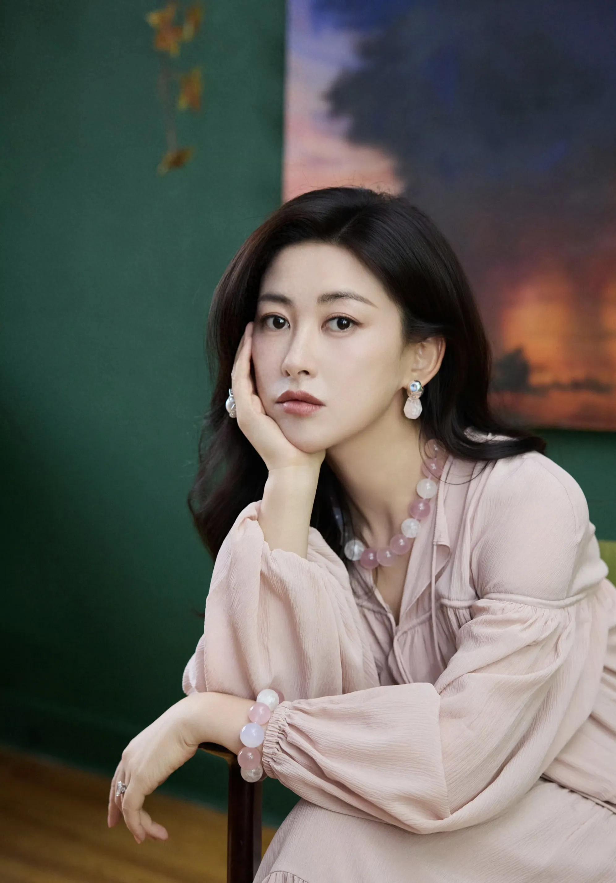 女星朱珠造型：捕捉女神的静谧时光，感受女神的优雅气质