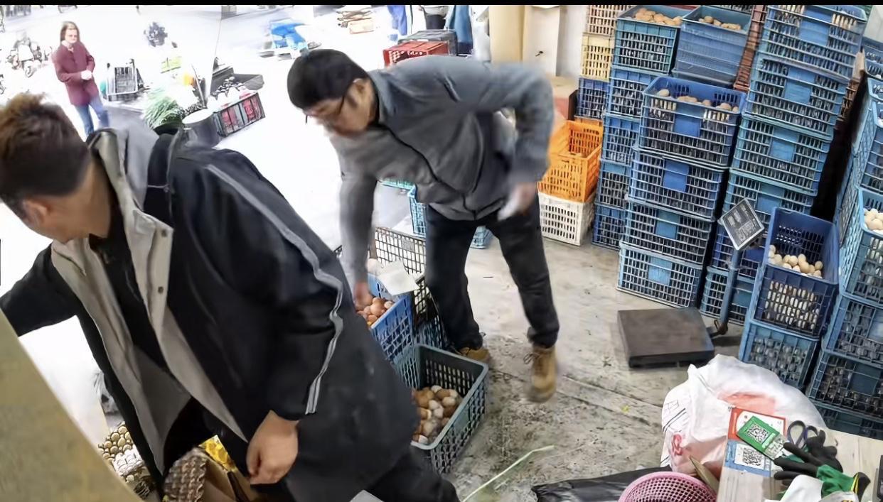 我又来咯…[汗]4月4日江苏盐城，一男子今天又去农贸市场买鸡蛋了，同一家店，