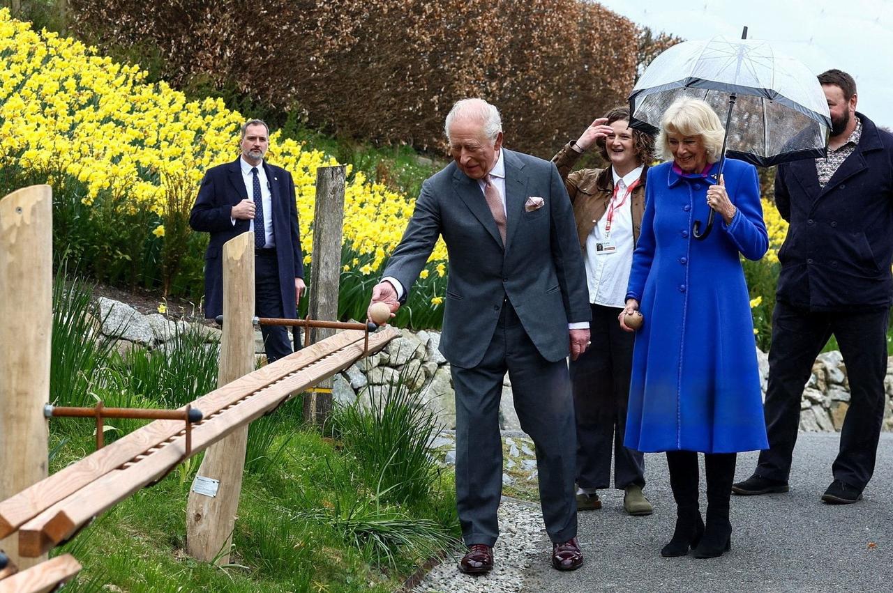夫唱妇随日子甜，卫生棉条乐无边，查尔斯三世和卡米拉王后访问康沃尔。这两口子年轻