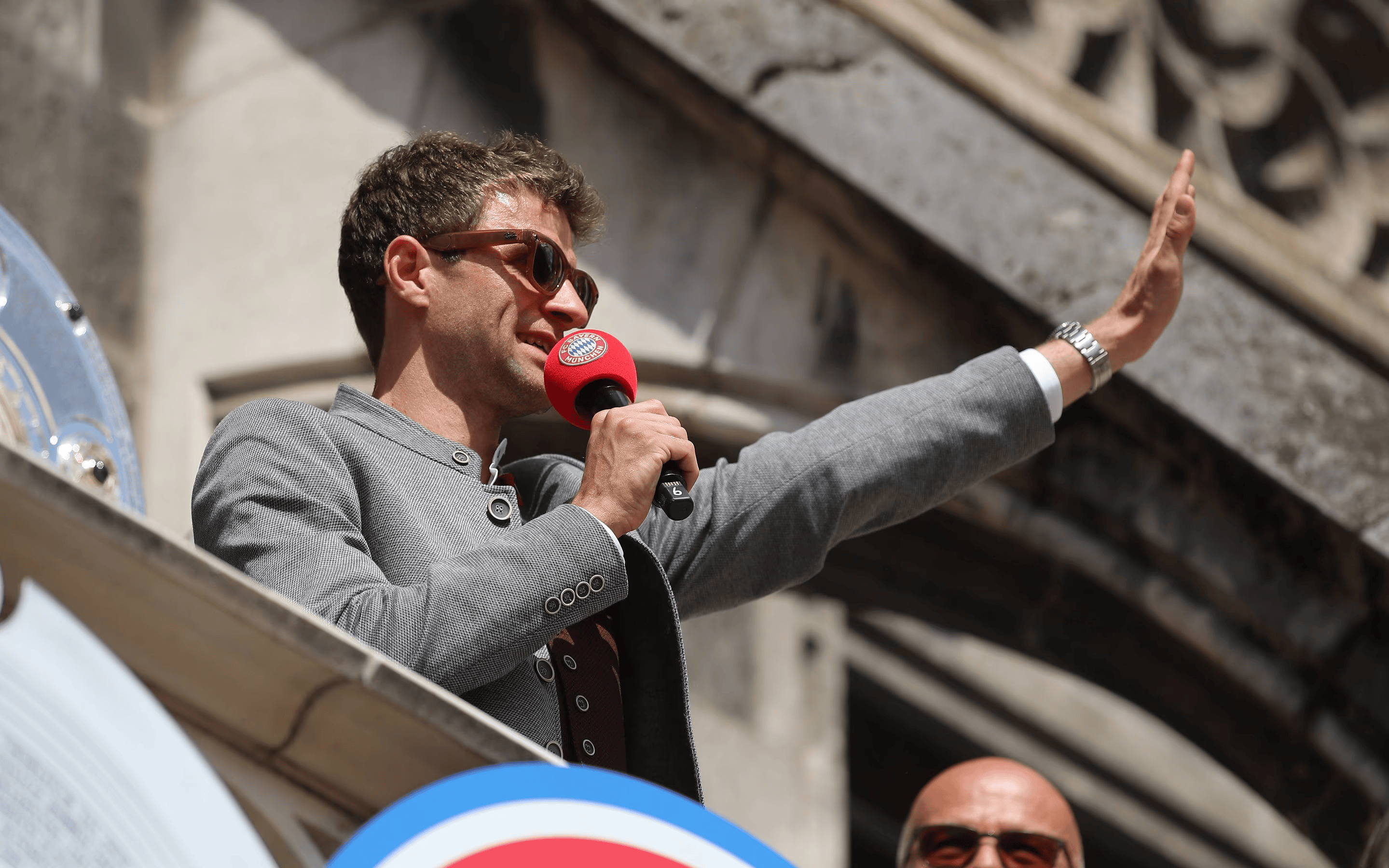 穆勒: 和拜仁高层没问题, 和大家关系密切;孔帕尼要求严格