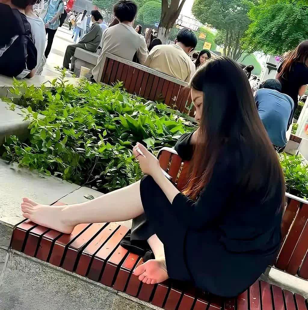 红毯上光脚谁给的勇气？这姐用冷白皮配黑裙直接封神！走路带风连脚背都美成雕塑。