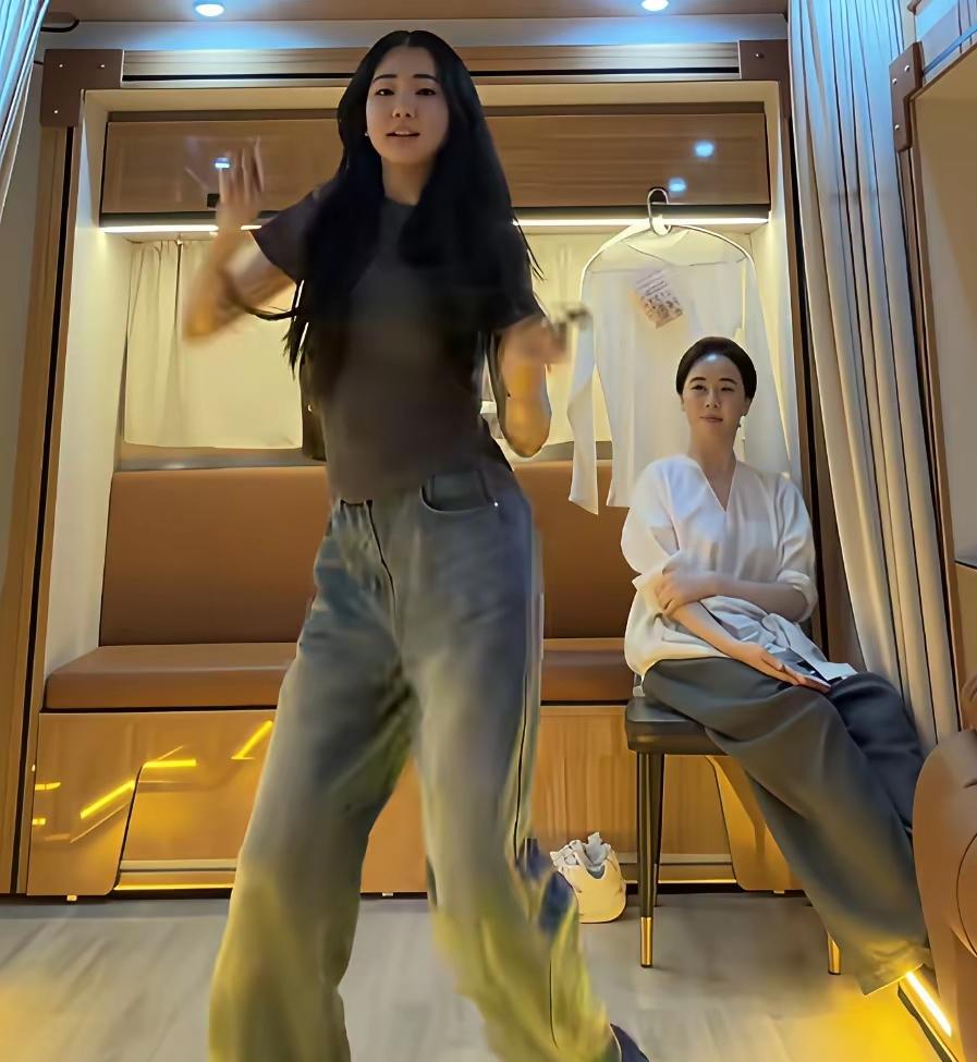 左小青居家温馨画面！女儿对着镜头翩翩起舞，身姿亭亭玉立长成清秀大姑娘，完美遗传妈