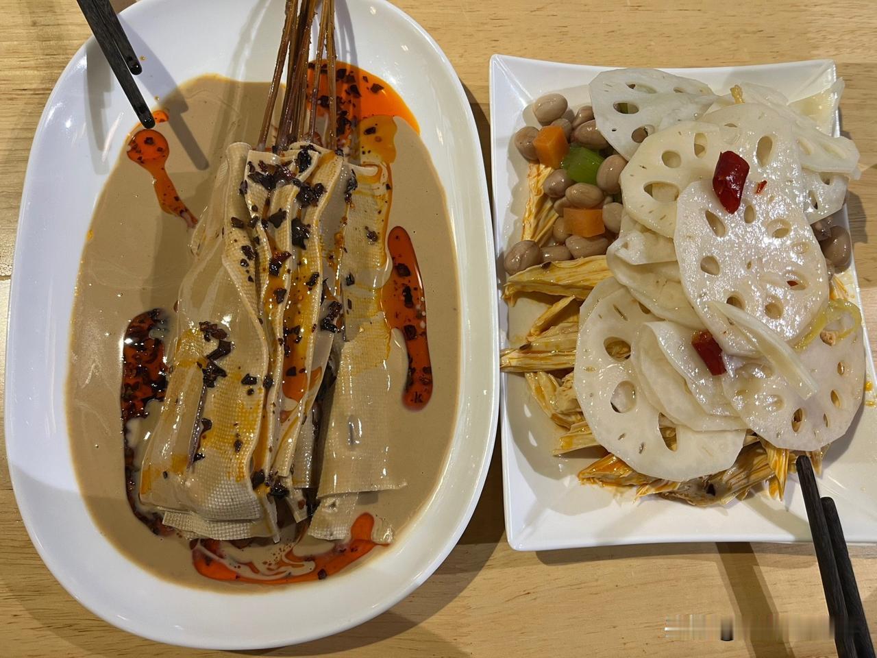 2026年的第一顿饭，和媳妇一起吃了烩面，居然没吃完。三十多块钱整了一个双人