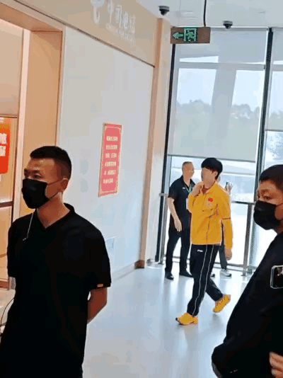 昨日活动现场的电梯间头哥上演了一出