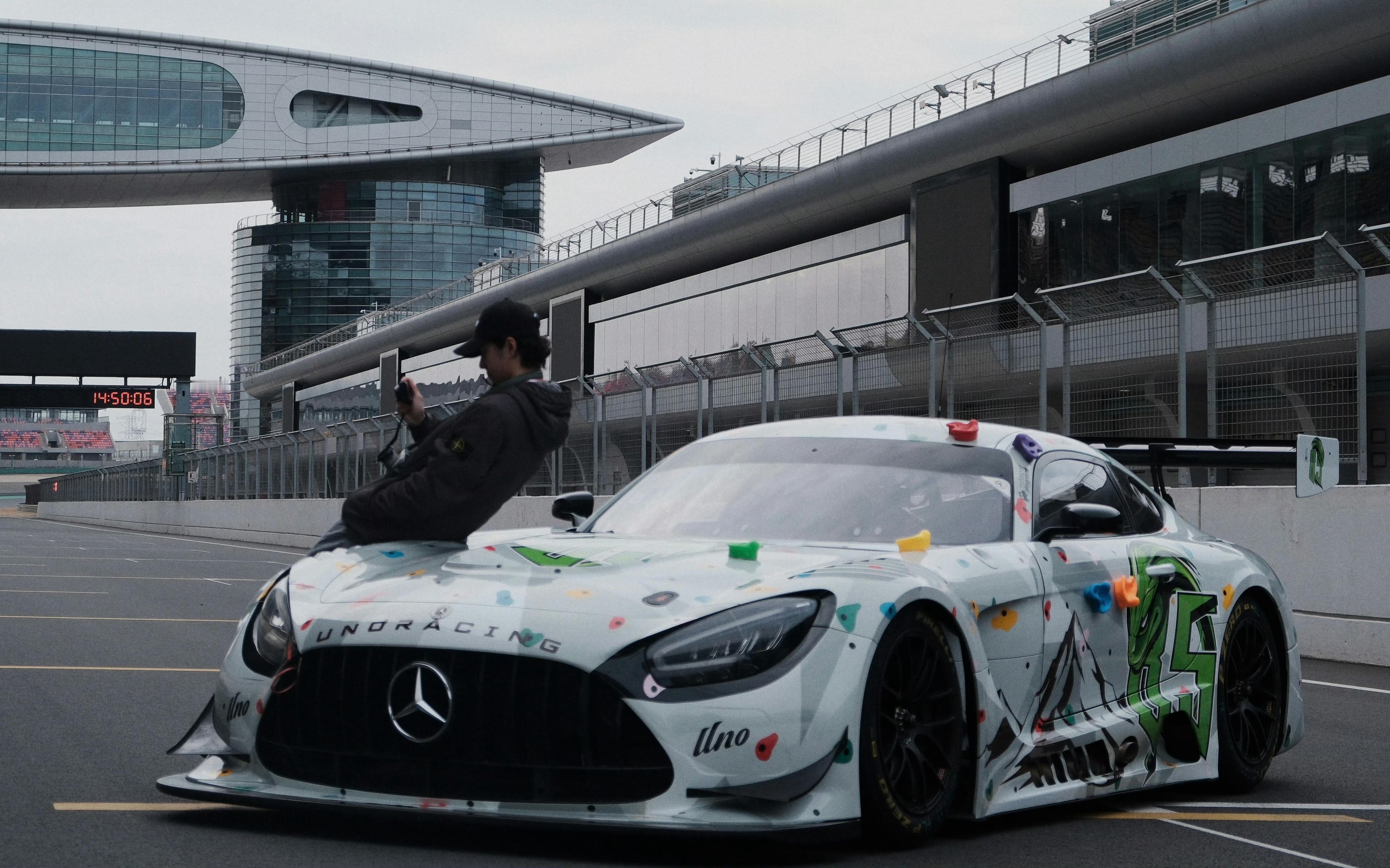 这位摄影师有点子厉害哦，这腿这腰都很牛