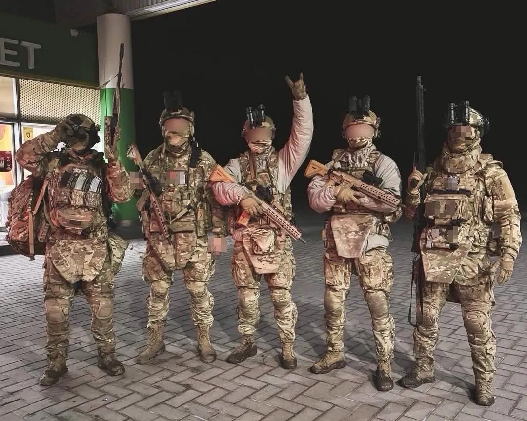 乌克兰特种部队成员疑似使用HK416A7突击步枪。