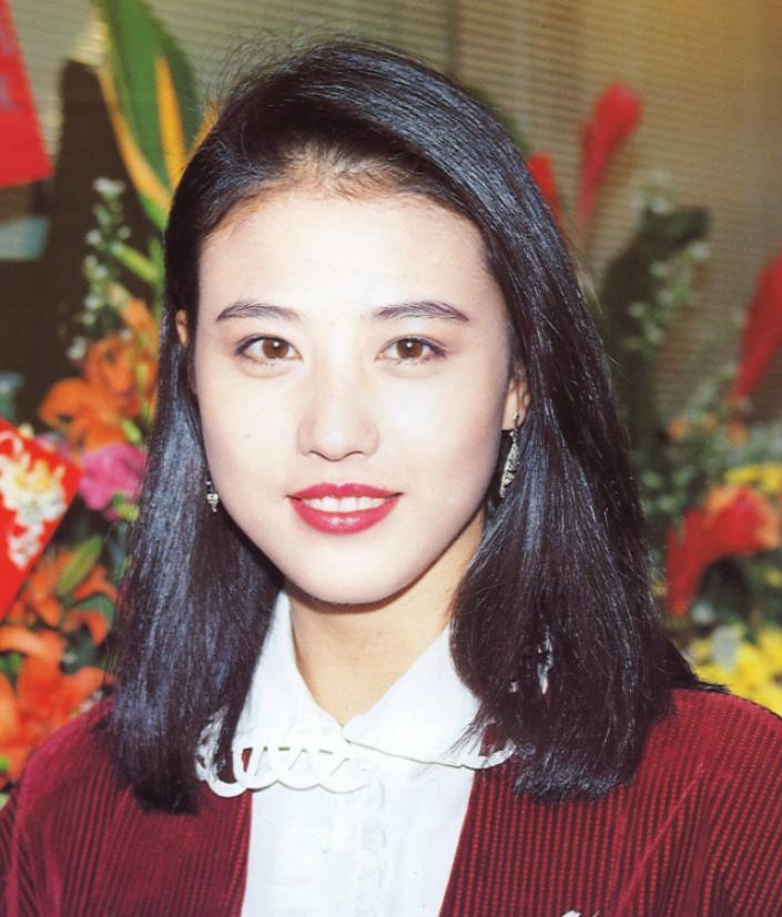 1990年，吕良伟父亲大骂：“你老婆周海媚天天睡到12点，这么懒的女人，也不伺候