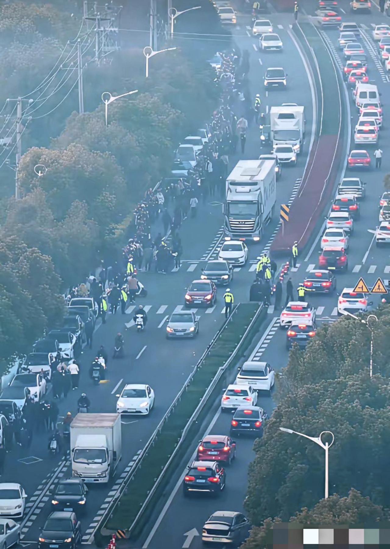 张雪峰老师：苏州用一场堵车为你送行！说句实话，就算平常上班日，苏州也很少堵车。