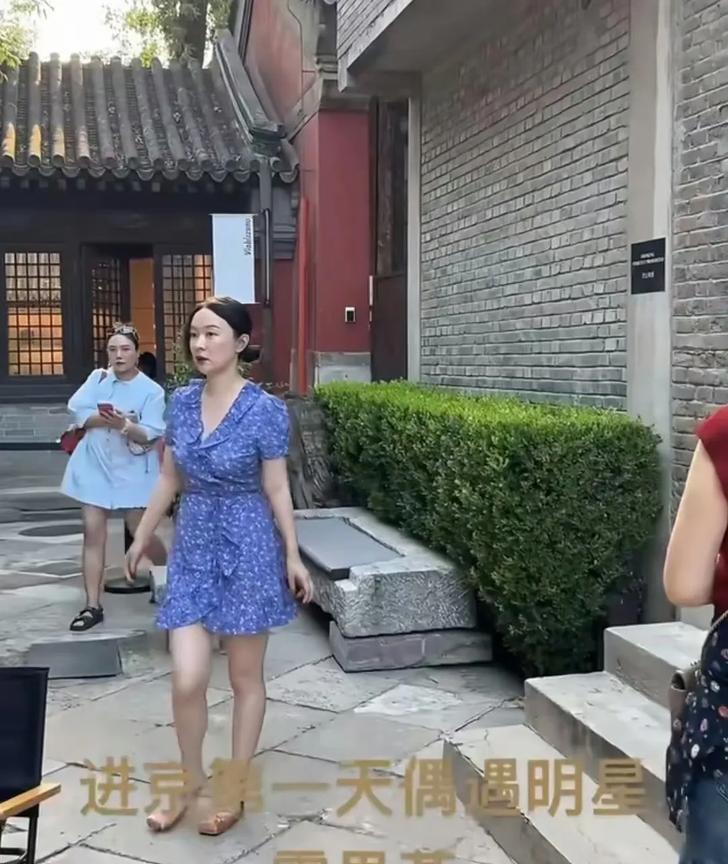 她现在是正常的胖瘦珠圆玉润很好看而且本人很白很白