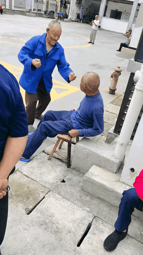 他只是有点淘气。养老院趣事[呲牙笑]