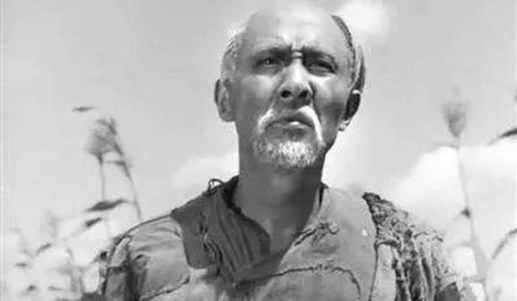 1888年，山东一乞丐讨饭28年，终于攒下230亩田、3800吊钱，接着盖了一座