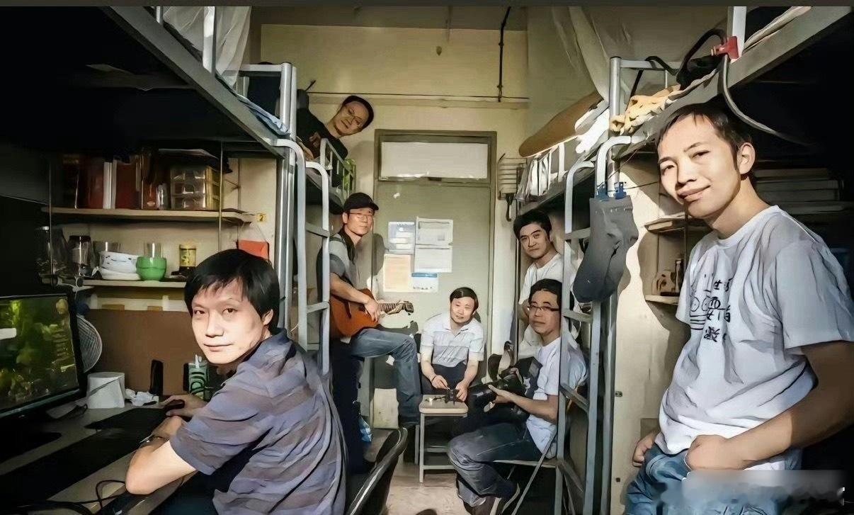 雷军以前宿舍七人，一人不落，挺牛的