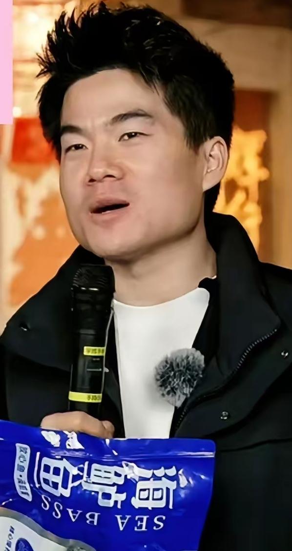 董宇辉昨晚带货时，一边带货，一边和网友互动，这时弹幕上出现“衣冠禽兽”四个字，董