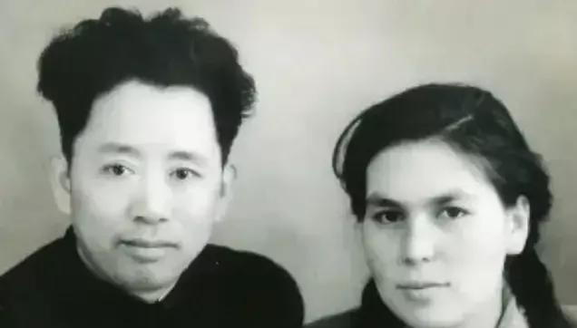 翟云英的苏联名：塔玛拉，1928年出生，1929年4月随家人回到大连的时候，翟云