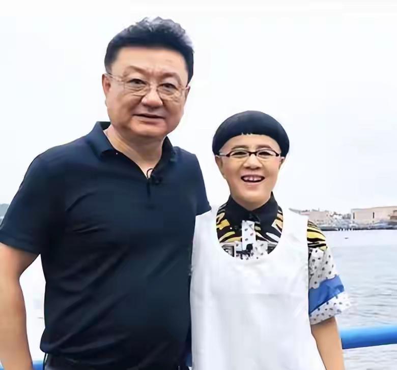 敬一丹离世的消息传开，大半个主持圈都发文悼念，杨澜翻出1994年同拿第一届金话筒