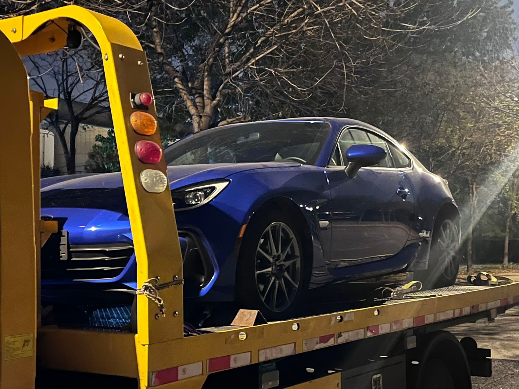 婷婷姐坚守岗位晚上安排车辆发运小板车直达上海