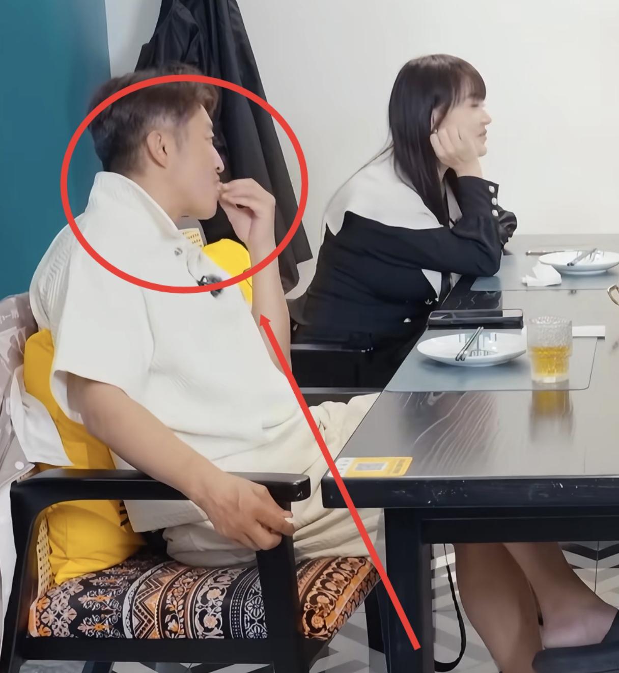 我以为冉莹颖穿着那样的衣服参加家长会已经够炸裂了，但是我万万没想到，最炸裂的是