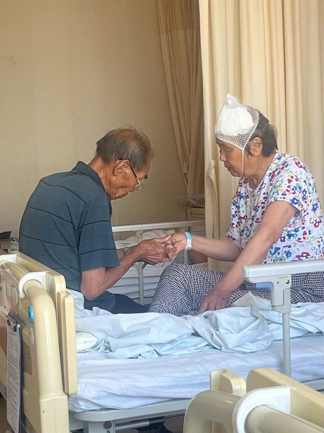 老来伴的意义此刻具象化了