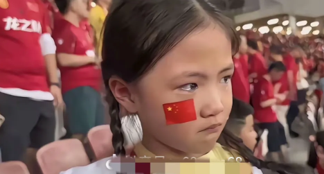 这次南京队有点不懂事了，一个球也不让，常州队教练抱头跪在雨地里，那一刻雨水泪水汗
