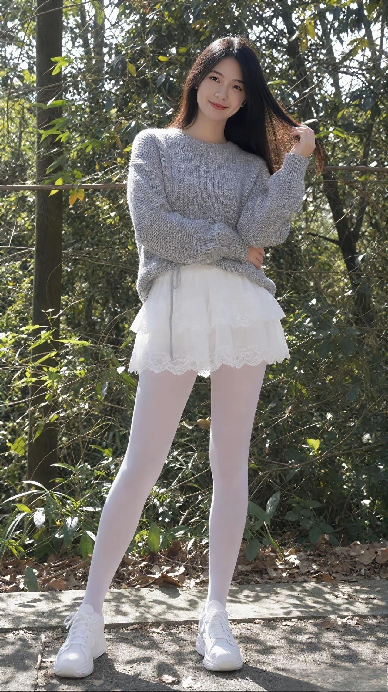 美图欣赏，看图写诗，情感解读《林间晴光》七言绝句：晴光穿叶洒轻尘，