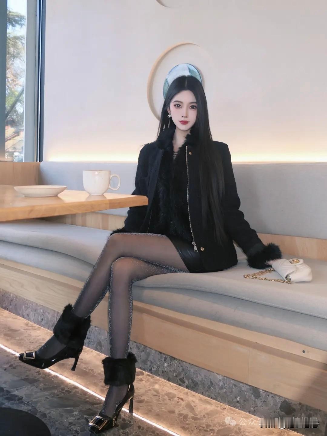 优雅黑丝女郎，咖啡馆里的时尚大片！成熟稳重的美女你喜欢吗?