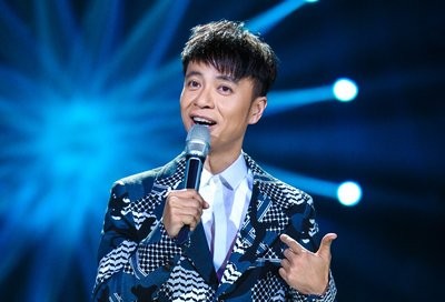 本来是去台下听歌的，结果正主没按时到，自己反倒被主办方抓上台硬生生唱了两个小时！这种连电视剧都不敢轻
