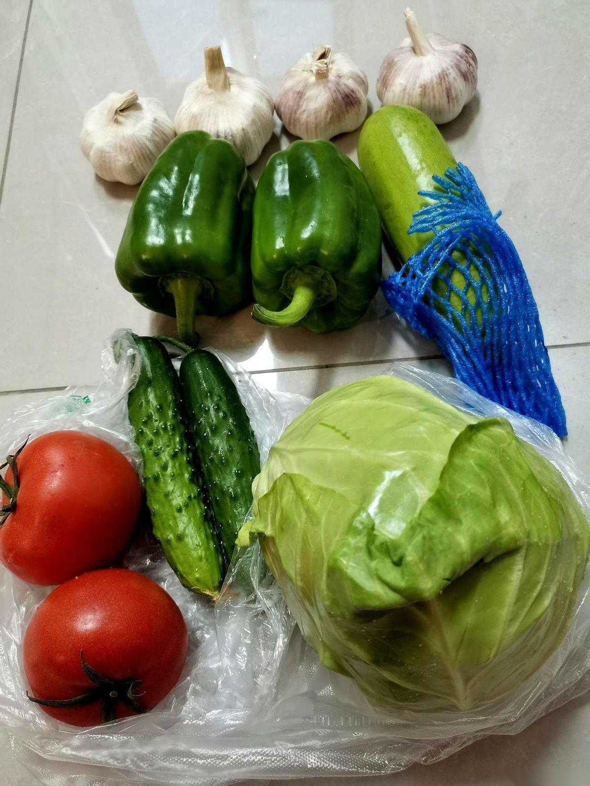 我今天算是被公开处刑了。就因为买了两个青椒，两根黄瓜，两个西红柿，外加几头蒜。