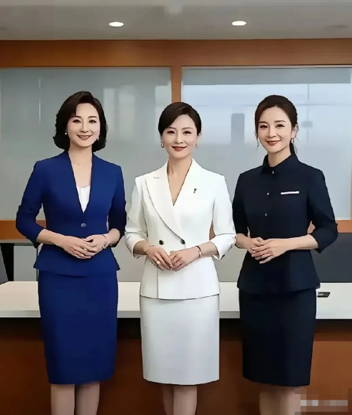 哇塞，三位大美女同框了，她们个个都是颜值高，一个温柔贵气质，口齿伶俐，如花似玉，