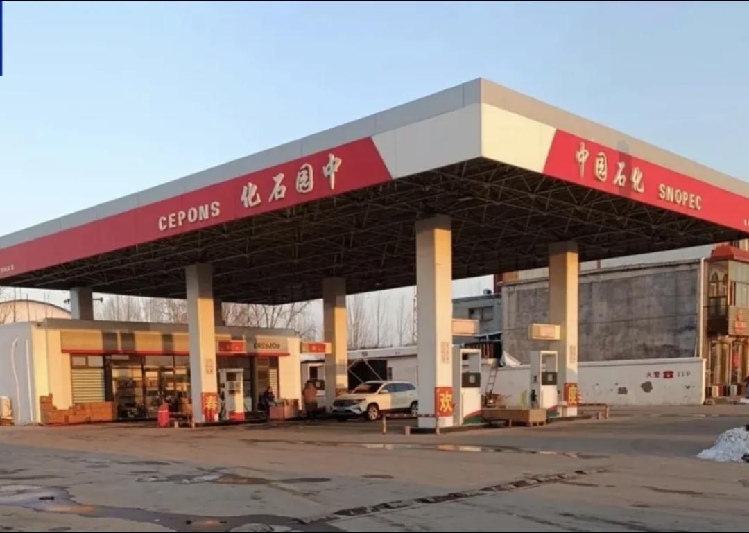 这两天，河北石家庄鹿泉区有个加油站火得有点“尴尬”，名字叫“中园石化”！注意