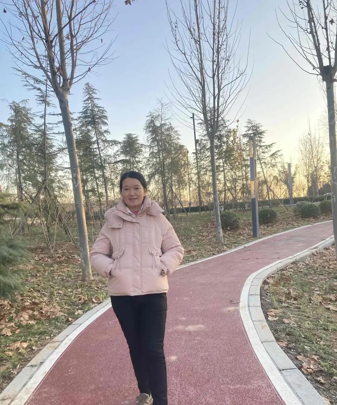 50岁烫卷，三天后照镜子哭了不是丑哭的。发根蓬起来，太阳穴往下的大卷把下垂