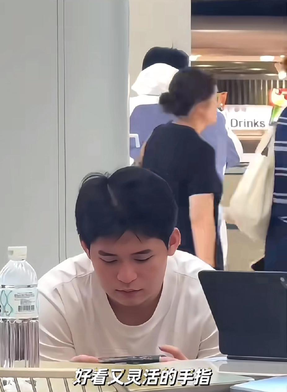 林诗栋候机时笑到仰头！这感染力谁扛得住国乒小将林诗栋候机时被戳中笑点，笑到