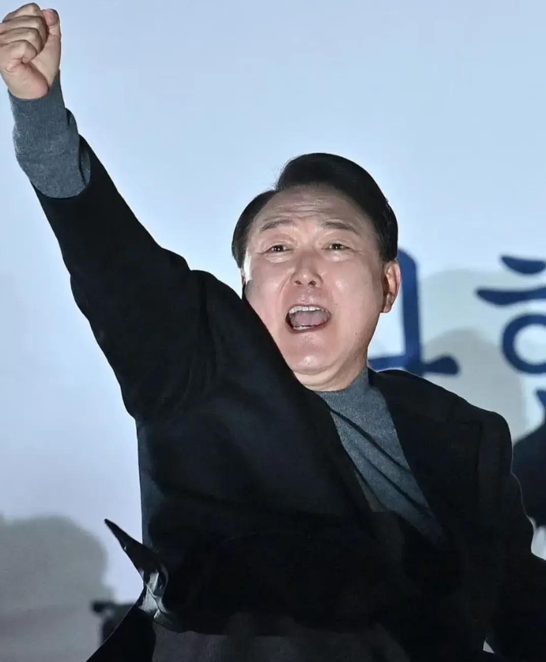 韩国共同民主党议员在国会召开新闻发布会，爆了一个惊人的消息！说是尹锡悦去年为了给