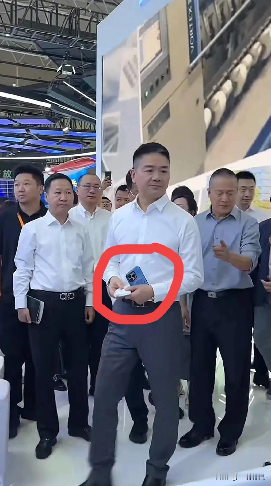 刘强东现身乌鲁木齐会展，状态良好。手里拿着苹果手机，却引发网友热议。为什么大